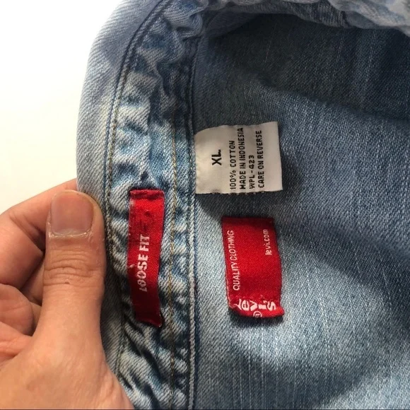 LEVIS XL LOOSE FIT DENIM LONG SLEEVES LIKE NEW​